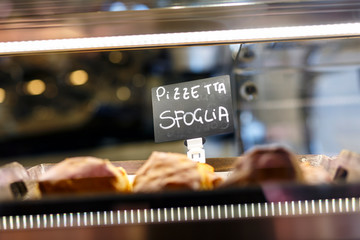 Banco frigo con dentro prodotti da forno e scritta 