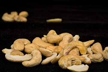 Varios anacardos sobre un fondo de color negro