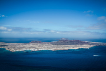 Naklejka na ściany i meble Isla de la Graciosa en Lanzarote desde el mirador del rio en Lanzarote, considerado el mirador más bonito de las Islas Canarias.
