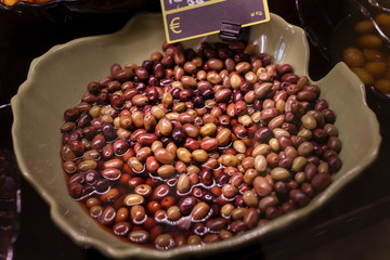 Olive verdi condite in vendita al mercato