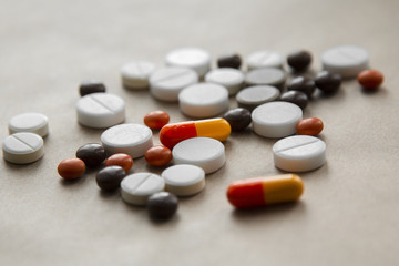 
raznyye tabletki i kapsuly,vitaminy,antibiotiki,narkotiki,probiotiki rassypany po...