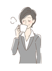 マグカップのコーヒーを飲む女性