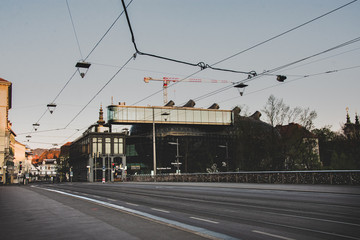 Graz Stadt Ansicht vom Kunsthaus mit Baustellenkran und Strassenbahnoberleitungen im Vordergrund
