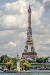 Fototapeta na wymiar Statue of Liberty replica in paris, eiffel tower as background