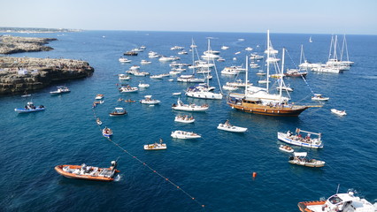 Polignano a Mare, sud Italia. Traffico di barche nel mare Adriatico
