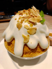 Thai Milk Tea Bingsu with Almond Slide