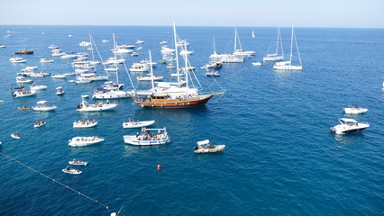 Polignano a Mare, sud Italia. Traffico di barche nel mare Adriatico