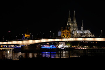 Kölner Nachtszene mit Kölner Dom, Groß Sankt Martin, Deutzer Brücke und Rhein, aufgenommen von Deutz