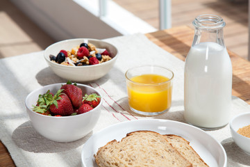 Vista aerea de desayuno completo. Tostadas, zumo de naranja, fresas. Comida saludable