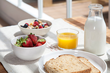 Desayuno de buenos días. Almuerzo saludable en una soleada casa con vistas al patio.