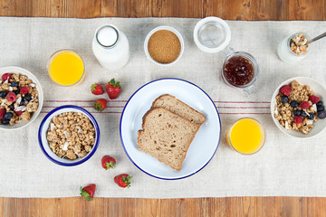 Vista aerea de desayuno completo. Tostadas, zumo de naranja, fresas. Comida saludable