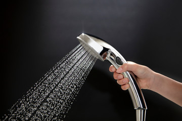 シャワー　浴室　水飛沫　黒背景