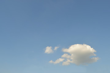 Ciel bleu avec un nuage
