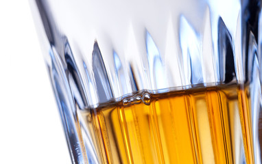 Fototapeta premium ein Glas mit Whisky close up