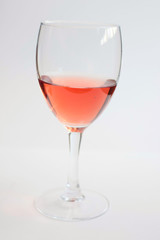 Verre de vin rosé sur fond blanc