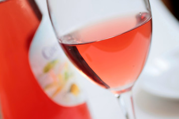 Verre de vin rosé sur fond blanc