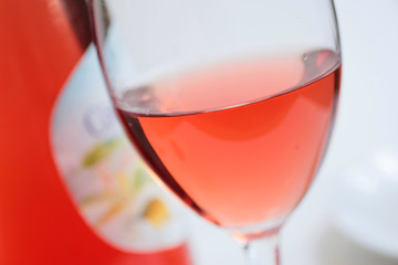 Verre de vin rosé sur fond blanc