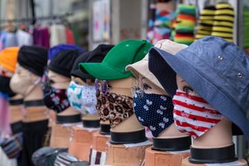 Schaufensterpuppe mit Mütze und einem Mund-Nasen-Schutz vor einem Bekleidungsgeschäft in Berlin....