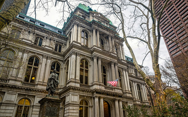 Fototapeta premium Old Town Hall and Benjamin Franklin Statue in downtown Boston reflex
