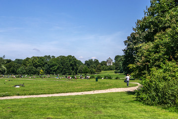 Personen verbringen ihre Freizeit im Park