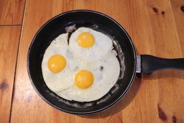 Oeufs au plat dans une poële - Département du Rhône - France