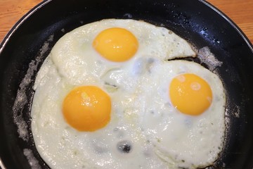Oeufs au plat dans une poële - Département du Rhône - France