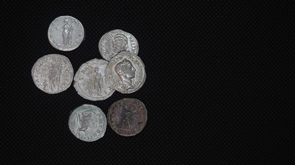 Monedas brillantes del Imperio Romano. Antigua Roma. Denarios, dracmas, sestercios, follis,...