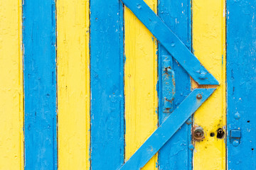 porte en bois de couleur jaune et bleu ressemblant au drapeau de la Suède