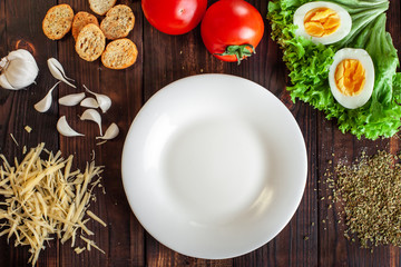 .Instructions for the preparation of Caesar salad. Step one. We will need a plate, salad, fried or boiled chicken, eggs, tomatoes, cheese, crackers.