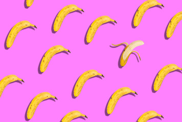 Zenithal view of a colourful banana pattern on a pink coloured background following the harmony of the colour circle.