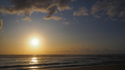 Coucher de soleil romantique et très beau paysage aérien