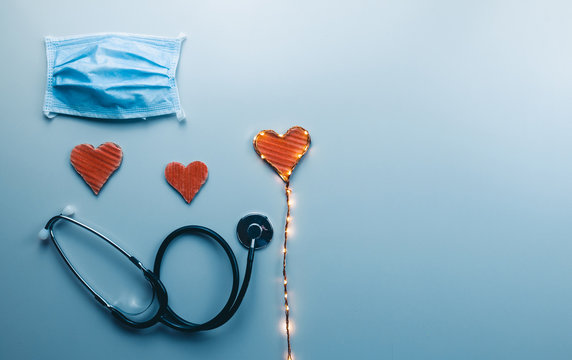 Mascherina con forme di cuore rosso, concetto di vicinanza e di grazie ai medici e gli infermieri che lavorano ogni giorno per garantire la sanit&agrave; e la cura del coronavirus.