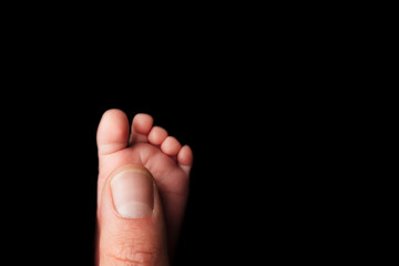 noworodek rączki nóżki