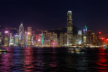 Nocny widok na oświetlone wieżowce na wyspie Hong-Kong © Miroslaw