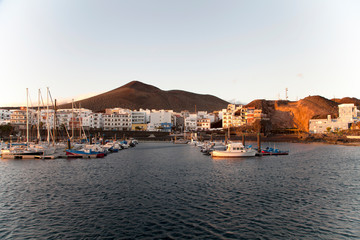 puerto de la restinga en el hierro, islas canarias, al atardecer.