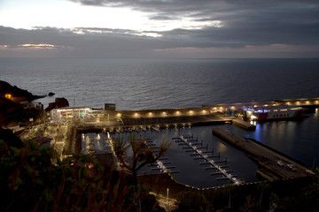 puerto de la estaca en el hierro al anochecer