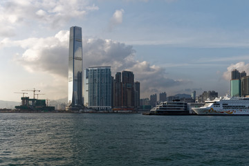 Widok na wieżowce wyspy  Hong-Kong © Miroslaw