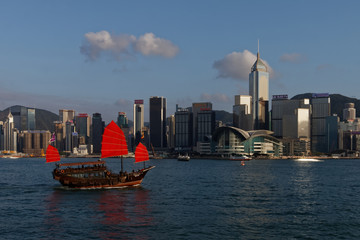 Widok na wieżowce wyspy Hong-Kong o zachodzie słońca © Miroslaw