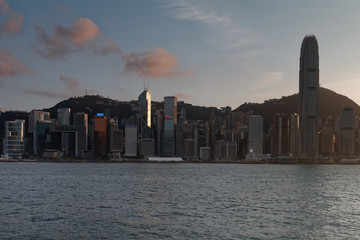 Widok na wieżowce wyspy Hong-Kong o zachodzie słońca © Miroslaw