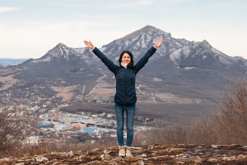 Obraz premium young woman on top of mountain