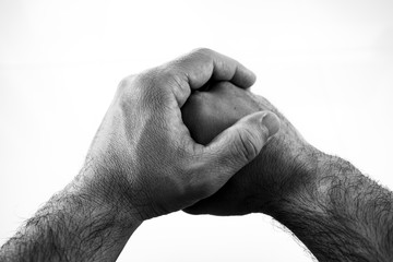 Fototapeta premium Mãos masculinas entrelaçadas preto e branco