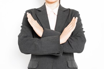 NGのサインをする女性