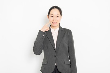 頬に手を当てる女性