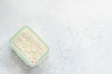  Curd and cheese dumplings served with berries and sour cream on a ceramic white plate. Traditional Ukrainian or Russian lazy dumplings (vareniki). Healthy Breakfast, top view.