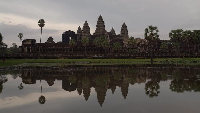 Reflejo en la laguna del templo principal de Agkor Wat. Ni&ntilde;o jugando a hacer sapitos en el agua