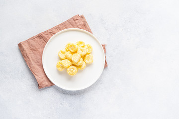  Curd and cheese dumplings served with berries and sour cream on a ceramic white plate. Traditional Ukrainian or Russian lazy dumplings (vareniki). Healthy Breakfast, top view.