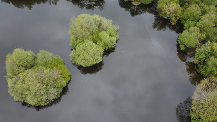 Luftaufnahme von kleinen Inseln auf See