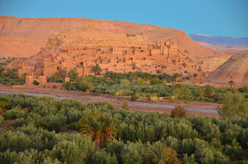 Warzazat  oświetlony promieniami wschodzącego Słońca - Poranek w Maroko