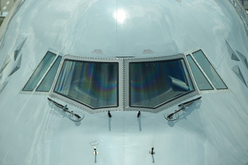 Okna kokpitu samolotu pasażerskiego 