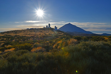 Obserwatorium astronomiczne i wulkan Teide na Teneryfie - obrazy, fototapety, plakaty